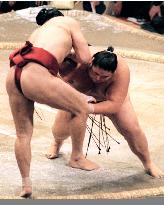Miyabiyama still unbeaten, sole leader at autumn sumo
